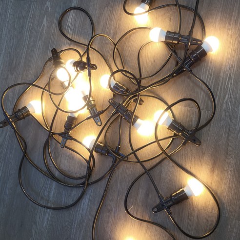 밤하늘을 수놓는 듯한 황홀경, 스트링 라이트로 당신의 공간을 빛으로 채우세요.