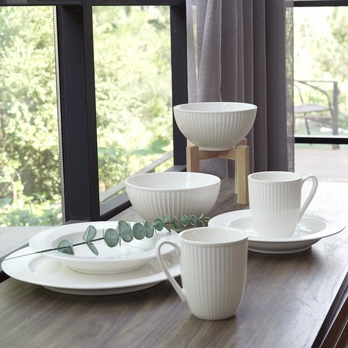 심플하면서도 실용적인 도자기 그릇 세트