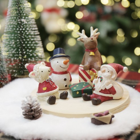 축제의 기쁨을 담은 매력적인 도자기인형