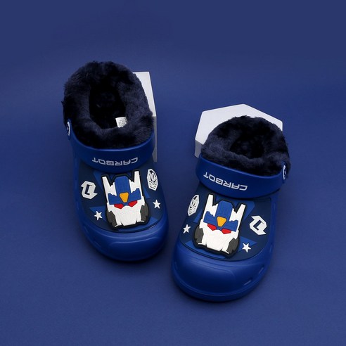 겨울철 아이 발 건강을 책임지는 헬로카봇 캅스 LED 방한샌들