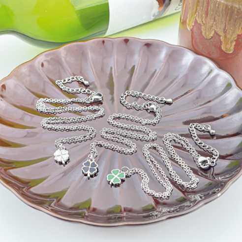 행운과 세련미를 목덜에 더하는 써지컬 스틸 네잎클로버 목걸이