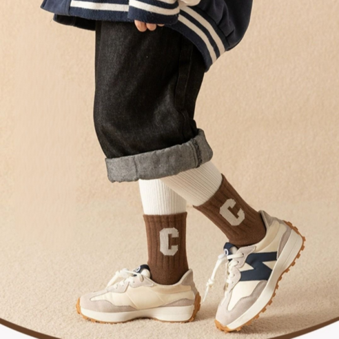 스타일과 편안함을 동시에, 어반바스켓 아동용 골지 레터링 중목 양말