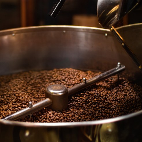 매일 아침이나 오후 간식 시간을 더욱 즐겁게 만들어 줄 감탄커피의 꼬소꼬소 블렌드를 경험하세요.