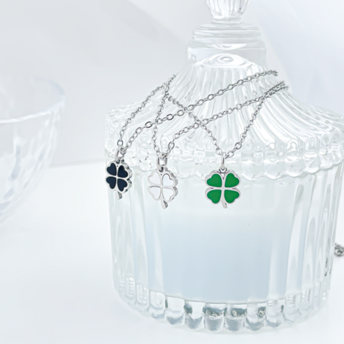 행운과 세련미를 목덜에 더하는 써지컬 스틸 네잎클로버 목걸이