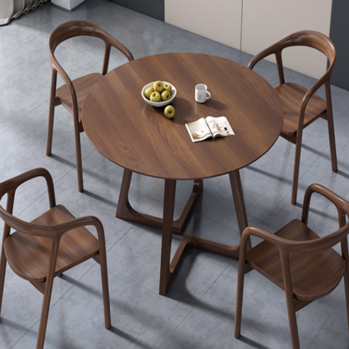좁은 집도 카페처럼! 아늑한 원목 원형 테이블로 공간 효율성과 감성적인 분위기를 동시에 잡아보세요.