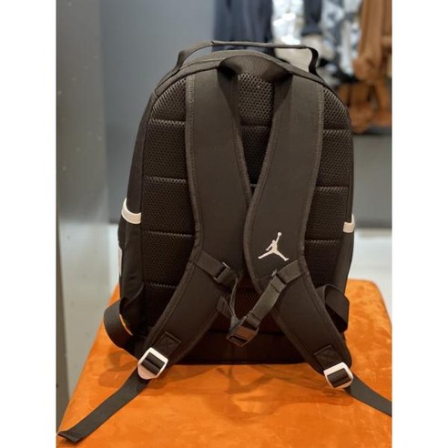 세련된 디자인과 실용성을 겸비한, 저학년 자녀를 위한 완벽한 백팩