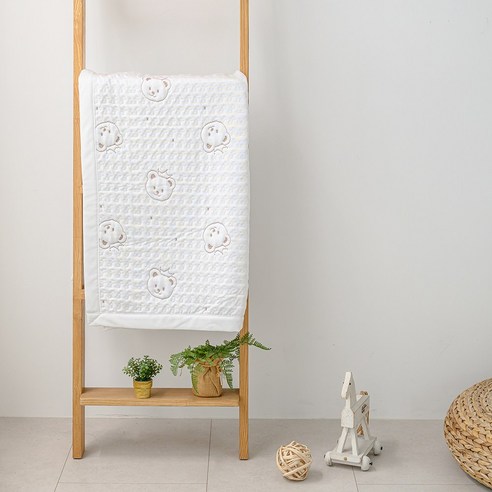 온다쿨 냉감 아기매트 크라운베어: 사랑스러운 디자인과 쾌적한 기능으로 아기의 행복한 꿈결을 선사하세요.