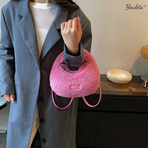 고급스러운 밍크 퍼와 실용성이 완벽하게 조화된 유레타 반달백 뽀글이 크로스 털가방