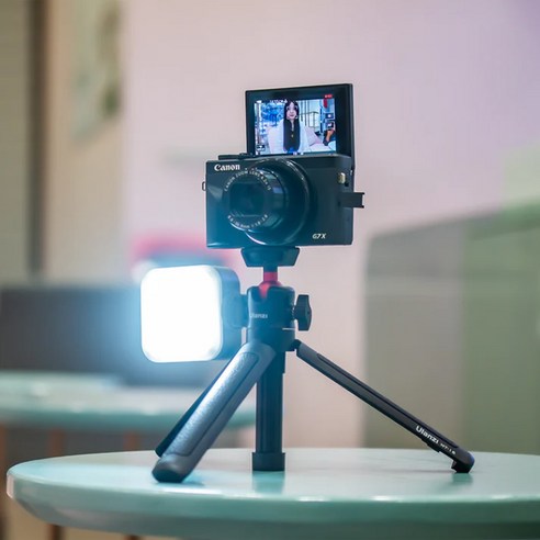 안정적이고 휴대성 있는 울란지 셀카봉 4단 미니 삼각대는 Vlog와 콘텐츠 제작에 필수적인 도구입니다.