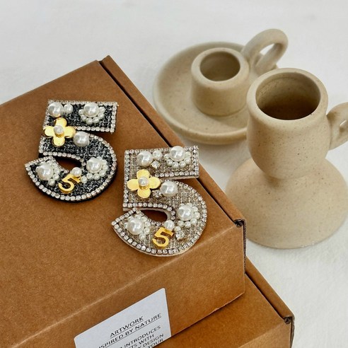 시간을 초월하는 우아함, 까멜리아 브로치로 완성하는 당신의 스타일