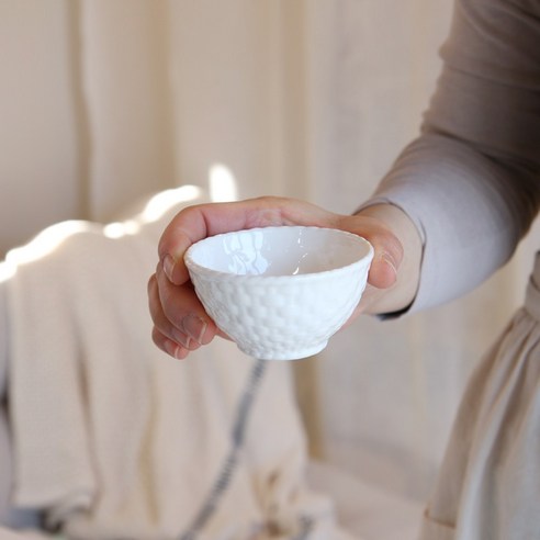 마니 화이트 세라믹 라탄 볼: 당신의 디저트를 예술 작품으로