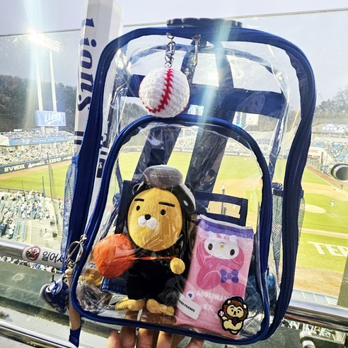 투명 백팩 하나로 야구장 패션과 편리함을 동시에!