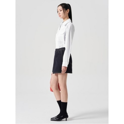 다리 라인을 강조하는 A라인 데님 미니스커트