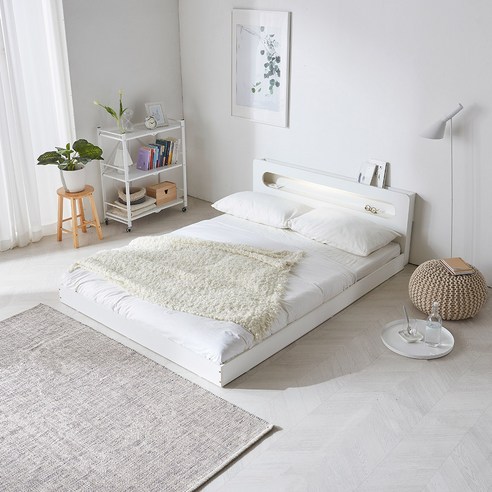 현대적이고 심플한 디자인의 침대