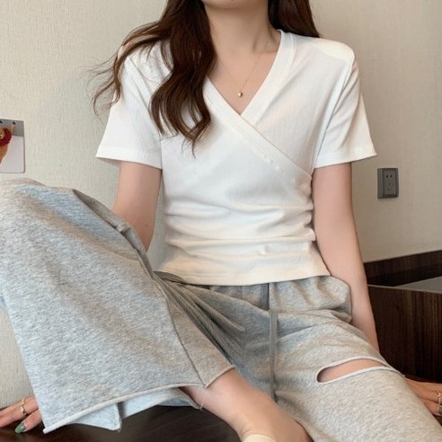베르슈어 슬림 랩 브이넥 반팔티: 세련된 스타일과 편안한 착용감
