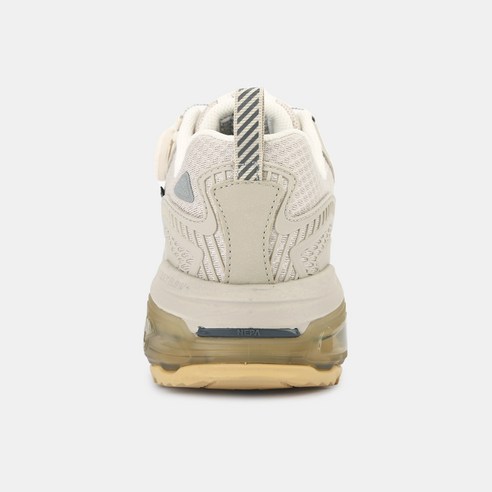 네파의 TV광고 상품인 하이킹화는 아웃도어와 도시에서 편안한 신발 제공