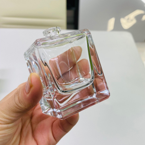 독창적인 사각형 향수 용기의 매력