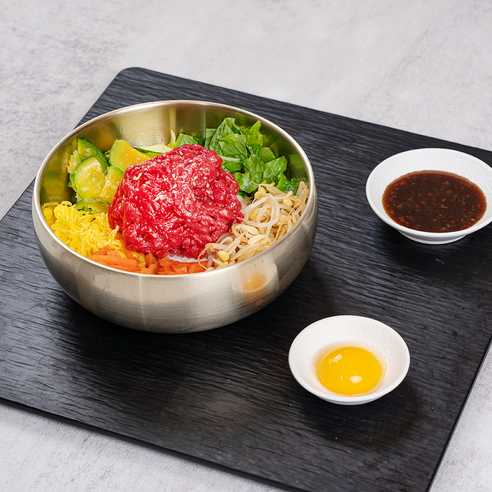 신선한 한우 육회의 맛과 질감을 합리적인 가격으로 경험하세요.