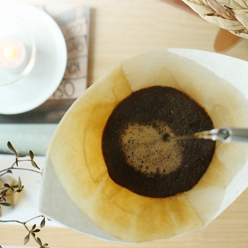 종이로 제작된 커피필터, 브라운 컬러로 디자인된 특별한 경험
