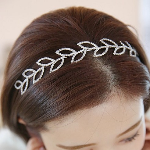 여성의 머리에 마치 새로운 왕관을 안겨주는 헤어밴드