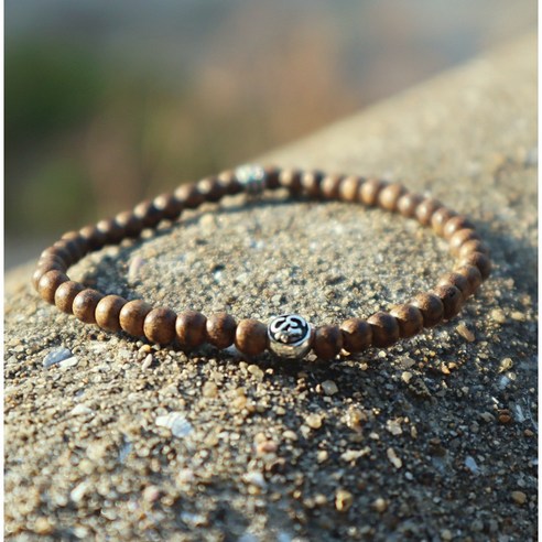 천상의 향을 담은 침향염주: 안식과 평온의 고요한 선물