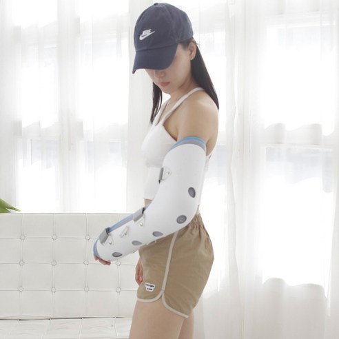 답답함은 줄이고, 확실한 고정력은 높인 팔꿈치 깁스