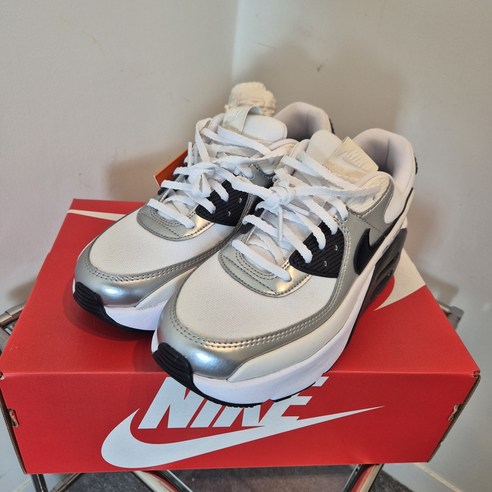 발만 편해도 하루가 달라진다! 나이키 에어맥스 90, 순수한 편안함에 빠져봐 나이키에어맥스90lv8