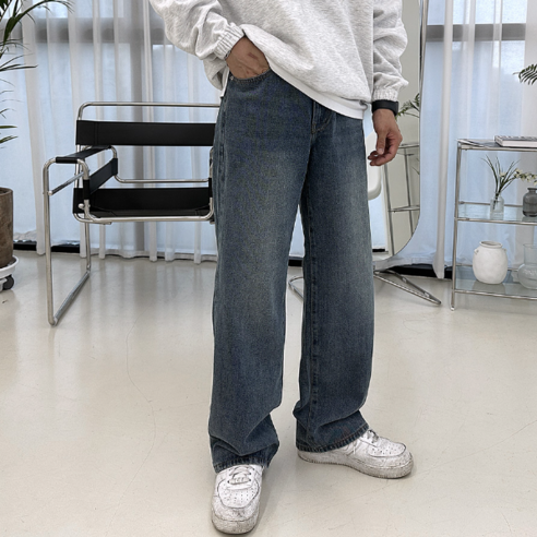 남성의 스타일을 업그레이드할 수 있는 매력적인 와이드 데님 팬츠