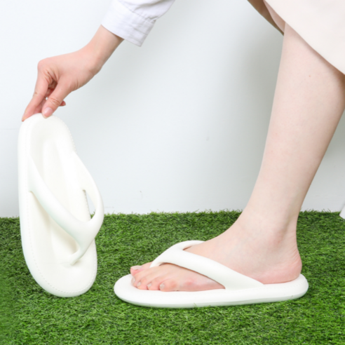 편안함과 스타일을 동시에 제공하는 쇼커코 쪼리 슬리퍼