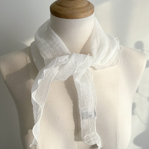 산들바람처럼 가볍게, 여성 쁘띠 스카프로 섬세한 스타일을 완성하세요.