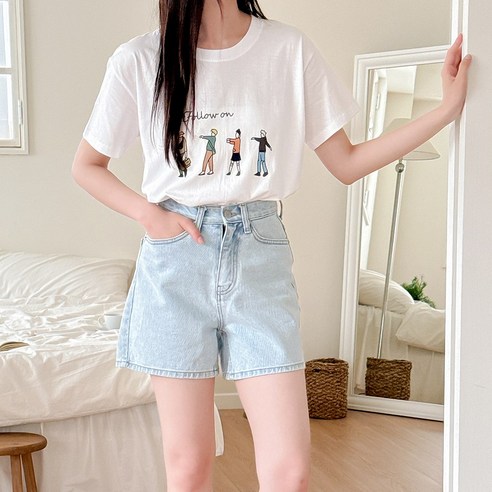 루즈핏으로 여성들에게 적합한 시원한 착용감을 선사하는 티셔츠