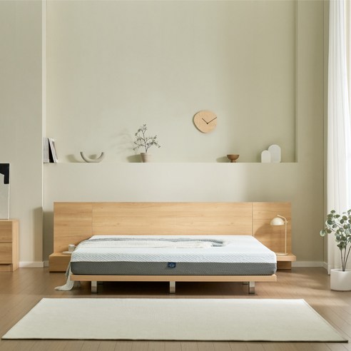 편안한 수면을 위한 독립스프링 매트리스와 함께 제공되는 평상형 침대