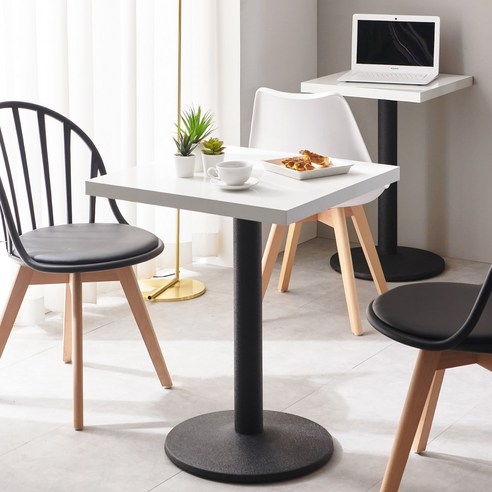 현대적이고 다목적적인 스퀘어 티테이블 500으로 집안에 스타일과 편의를 더하세요.