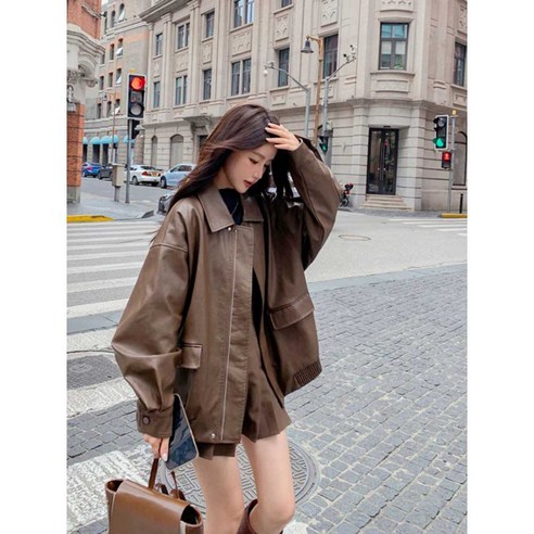 현란한 브라운 PU 가죽으로 제작된 여성용 가죽 자켓으로, 봄 날씨에 세련된 스타일을 연출합니다.