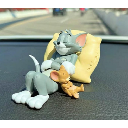 텅 빈 공간에 활력을 불어넣는 귀염뽀짝 톰과 제리 피규어