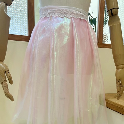 빛을 담은 섬세한 아름다움, 홀로그램 오간자 원단으로 꿈을 짓다