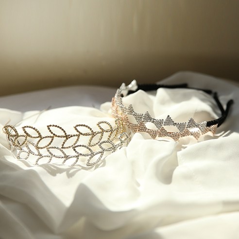 여성의 머리에 마치 새로운 왕관을 안겨주는 헤어밴드