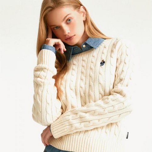 다양한 코디를 완성할 수 있는 스타일리시한 케이블 풀오버