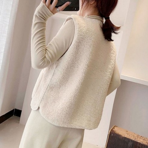 다니뜨 여성 양털조끼는 편안하면서도 스타일리시한 디자인으로 많은 분들에게 사랑받고 있는 제품입니다.