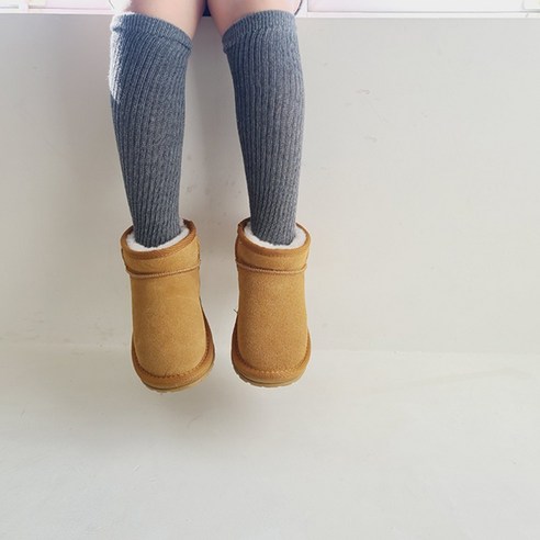 아이의 발을 따뜻하고 포근하게 감싸주는 천연 소가죽 아동 숏 어그부츠