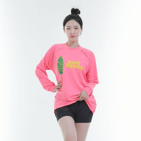 해변에서 스타일리시하면서도 보호적인 일루소 서프비치 오버핏 긴팔 래쉬가드