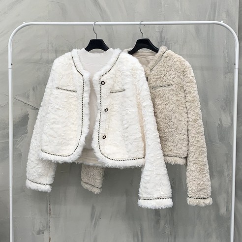 퍼 원단으로 포근한 분위기를 연출해주는 자켓