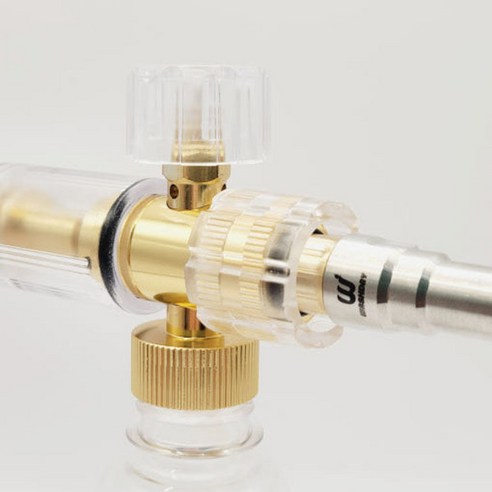 힘들게 문지르지 마세요! 초경량 폼랜스로 쉽고 깨끗하게 세차하세요.