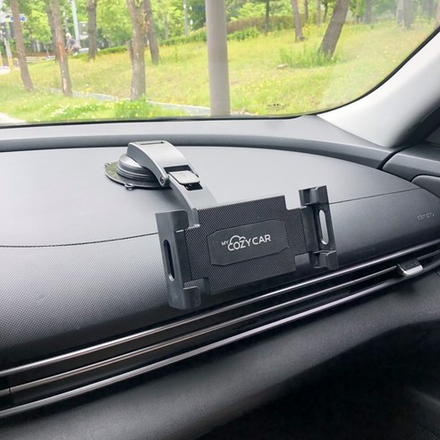 차량용 태블릿 거치대를 사용하면 안전하고 편리하게 운전할 수 있습니다.