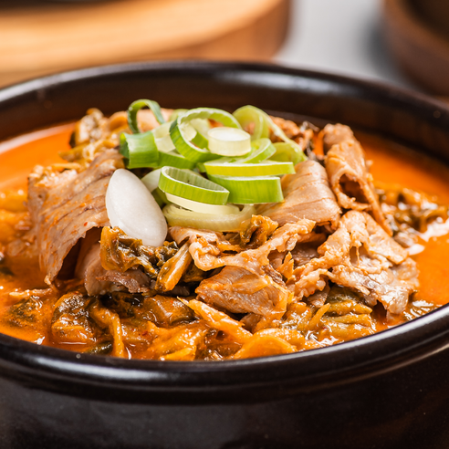 맛있고 영양가 있는 얼큰소고기해장국으로 피로를 푸세요.