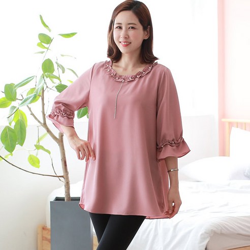 고급스러운 디자인과 편안한 착용감으로 여성들의 세련된 매력을 돋보이게 하는 럭셔리한 블라우스