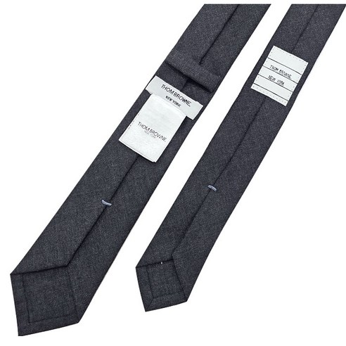 시간을 초월하는 품격, 톰브라운 클래식 타이 다크 그레이