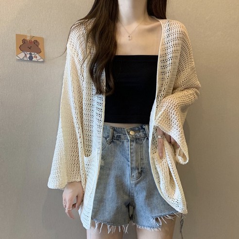 여름의 시원함과 스타일을 동시에 즐길 수 있는 에이델린 여리핏 로지 썸머 그물 가디건