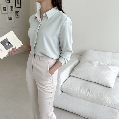 스팀 한 번으로 하루 종일 매끈함을 유지하는 세련되고 실용적인 플루터 구김적지 않는 셔츠