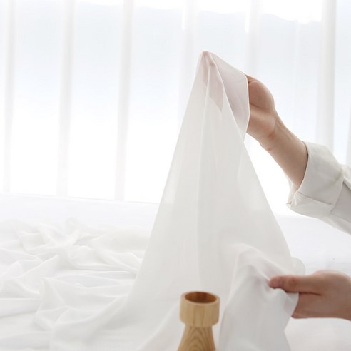섬세한 쉬폰 커튼으로 당신의 공간에 아름다운 변화를 더하세요.